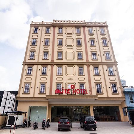 Blitz Hotel Batam Centre Exterior photo