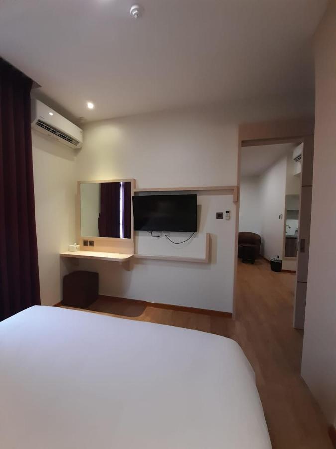 Blitz Hotel Batam Centre Exterior photo